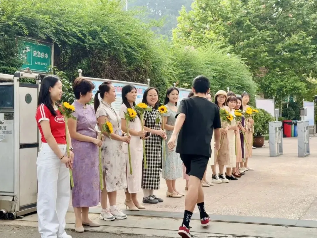 温情护航送中考 少年执笔绽芳华——贵阳市第三十四中学2026届初三暖心送考纪实-第32张图片-四季读书网