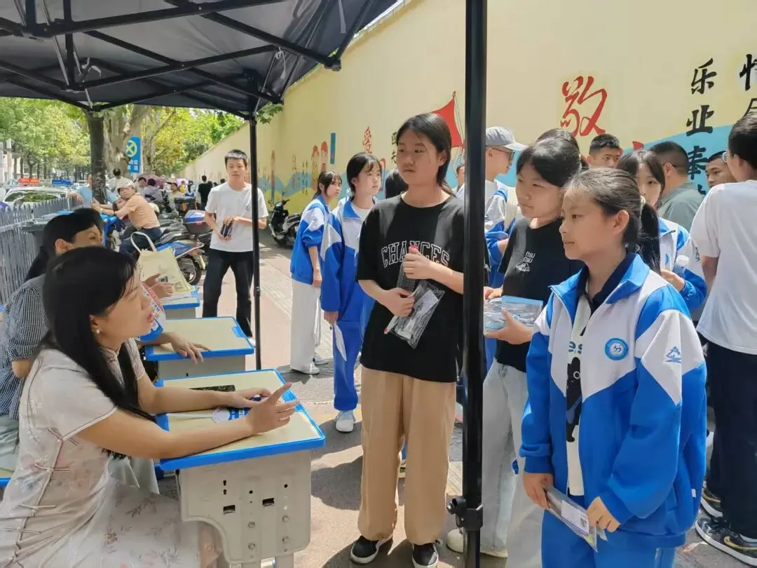 温情护航送中考 少年执笔绽芳华——贵阳市第三十四中学2026届初三暖心送考纪实-第35张图片-四季读书网