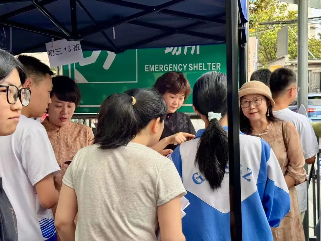 温情护航送中考 少年执笔绽芳华——贵阳市第三十四中学2026届初三暖心送考纪实-第36张图片-四季读书网