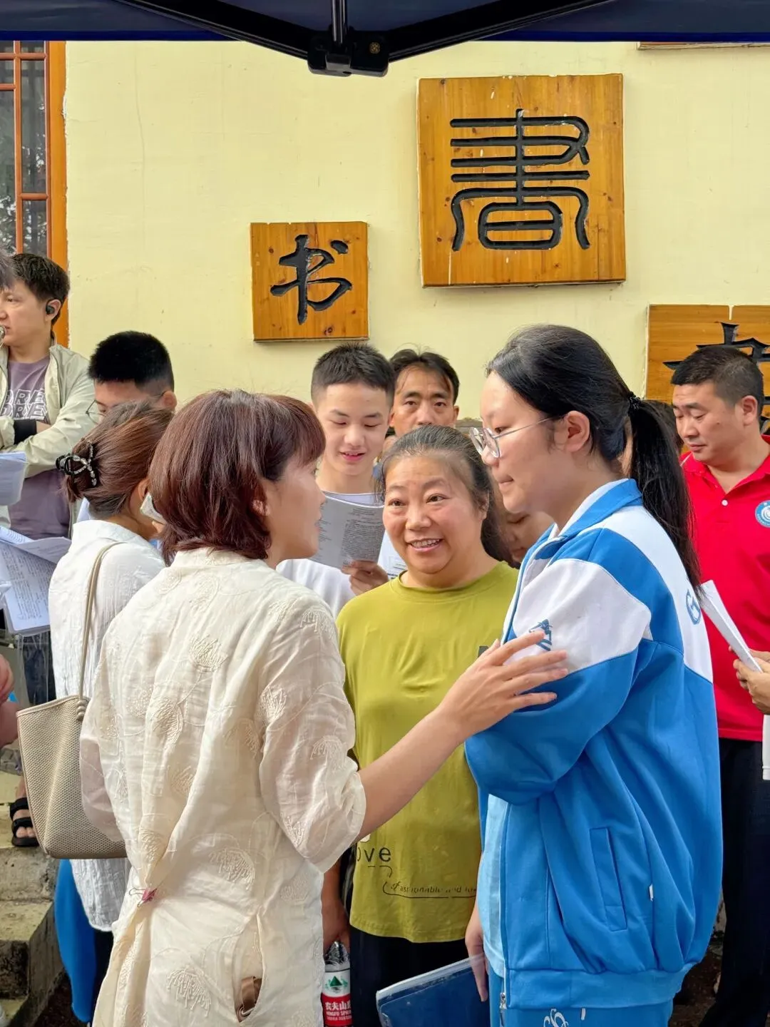 温情护航送中考 少年执笔绽芳华——贵阳市第三十四中学2026届初三暖心送考纪实-第37张图片-四季读书网