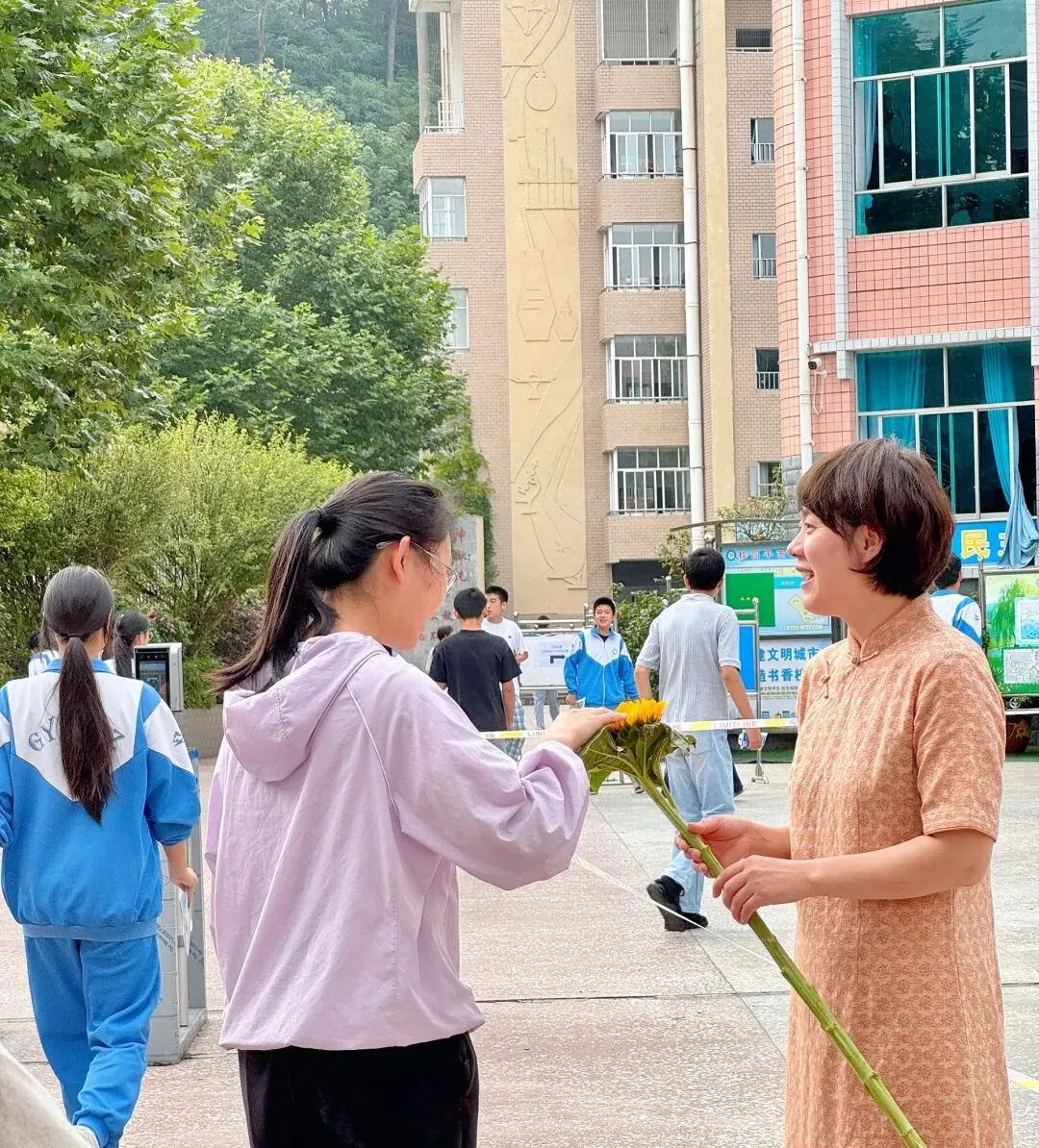 温情护航送中考 少年执笔绽芳华——贵阳市第三十四中学2026届初三暖心送考纪实-第39张图片-四季读书网