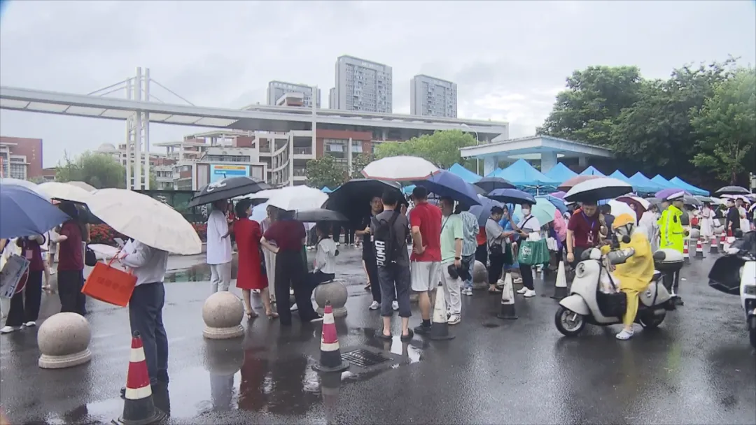 中考首日逢端午降雨,奉贤交警全力护航考生赴考-第2张图片-四季读书网 中考首日逢端午降雨,奉贤交警全力护航考生赴考-第2张图片-四季读书网