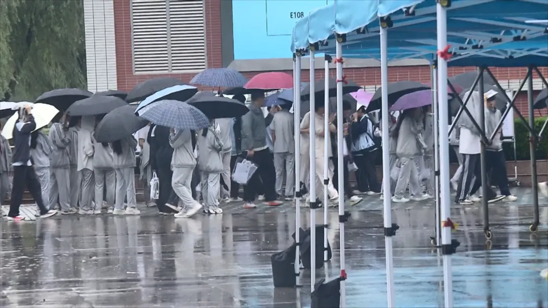 中考首日逢端午降雨,奉贤交警全力护航考生赴考-第3张图片-四季读书网 中考首日逢端午降雨,奉贤交警全力护航考生赴考-第3张图片-四季读书网