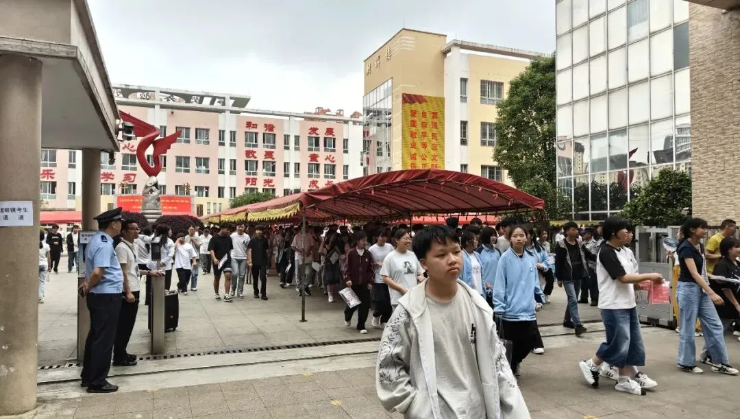 中考首日平稳有序!平坝4051名考生顺利开考-第5张图片-四季读书网