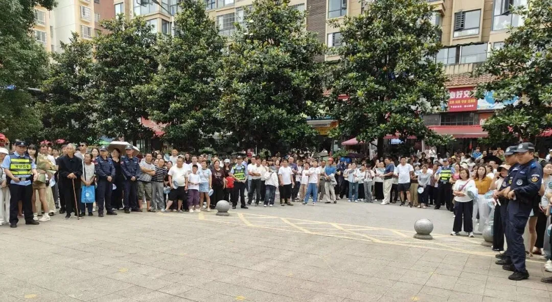 中考首日平稳有序!平坝4051名考生顺利开考-第6张图片-四季读书网