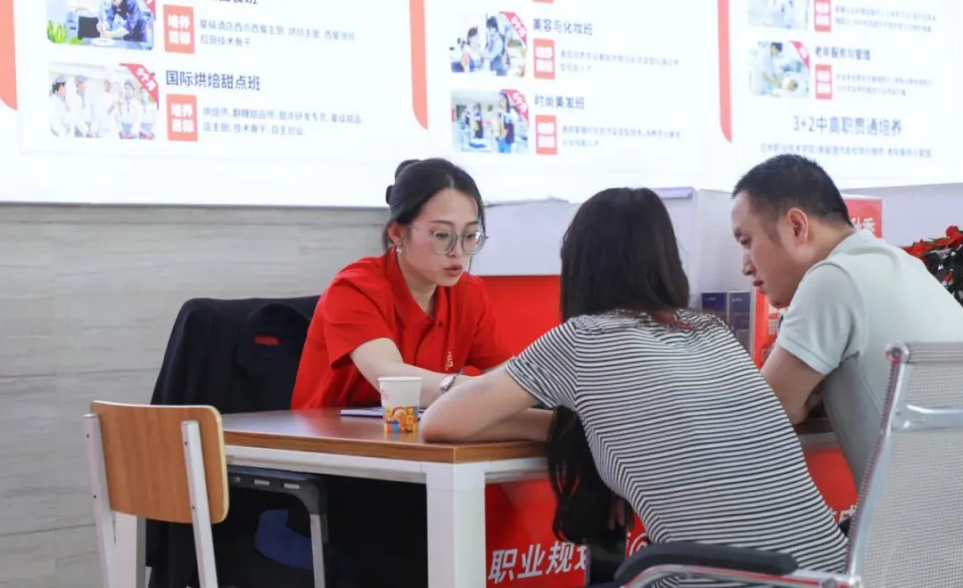【现场直击】中考后择校高峰来了,甘肃新东方高级技工学校报名火热进行中-第8张图片-四季读书网 【现场直击】中考后择校高峰来了,甘肃新东方高级技工学校报名火热进行中-第8张图片-四季读书网