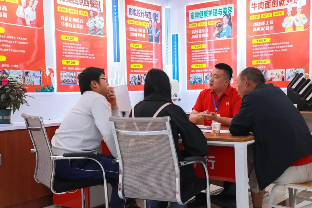 【现场直击】中考后择校高峰来了,甘肃新东方高级技工学校报名火热进行中-第10张图片-四季读书网 【现场直击】中考后择校高峰来了,甘肃新东方高级技工学校报名火热进行中-第10张图片-四季读书网