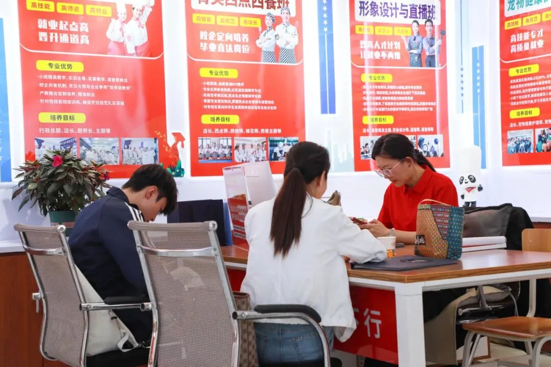 【现场直击】中考后择校高峰来了,甘肃新东方高级技工学校报名火热进行中-第12张图片-四季读书网 【现场直击】中考后择校高峰来了,甘肃新东方高级技工学校报名火热进行中-第12张图片-四季读书网
