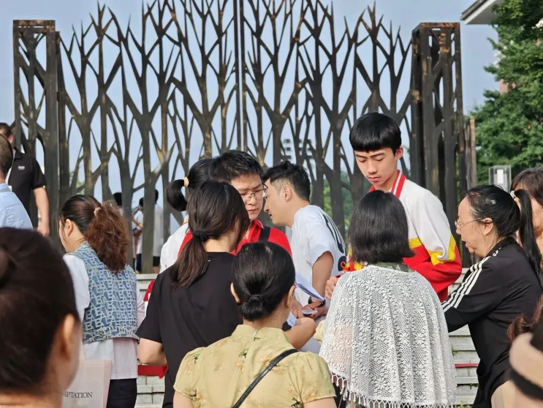 中考首日|红装送考,温暖护航!端棻少年出征-第12张图片-四季读书网 中考首日|红装送考,温暖护航!端棻少年出征-第12张图片-四季读书网