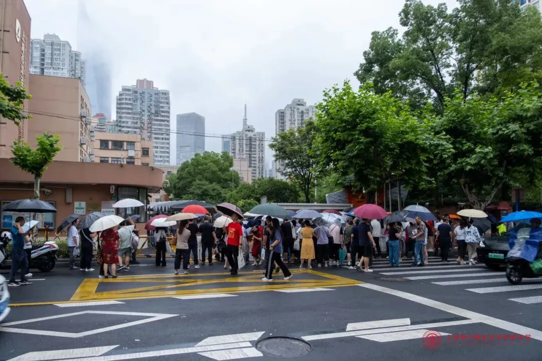 奔赴无悔,守望有爱!|中考首日交中初级送考纪实-第23张图片-四季读书网 奔赴无悔,守望有爱!|中考首日交中初级送考纪实-第23张图片-四季读书网