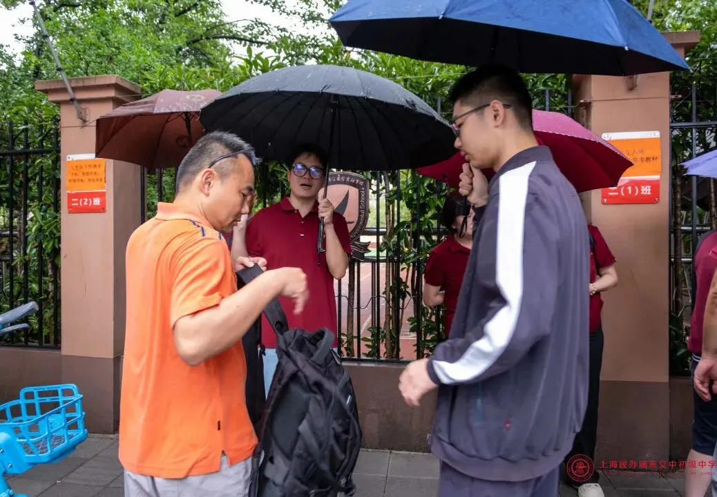 奔赴无悔,守望有爱!|中考首日交中初级送考纪实-第28张图片-四季读书网 奔赴无悔,守望有爱!|中考首日交中初级送考纪实-第28张图片-四季读书网