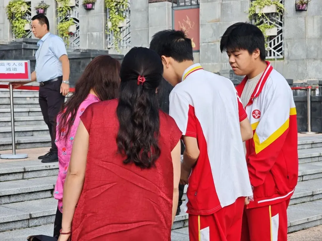 中考首日|红装送考,温暖护航!端棻少年出征-第21张图片-四季读书网 中考首日|红装送考,温暖护航!端棻少年出征-第21张图片-四季读书网