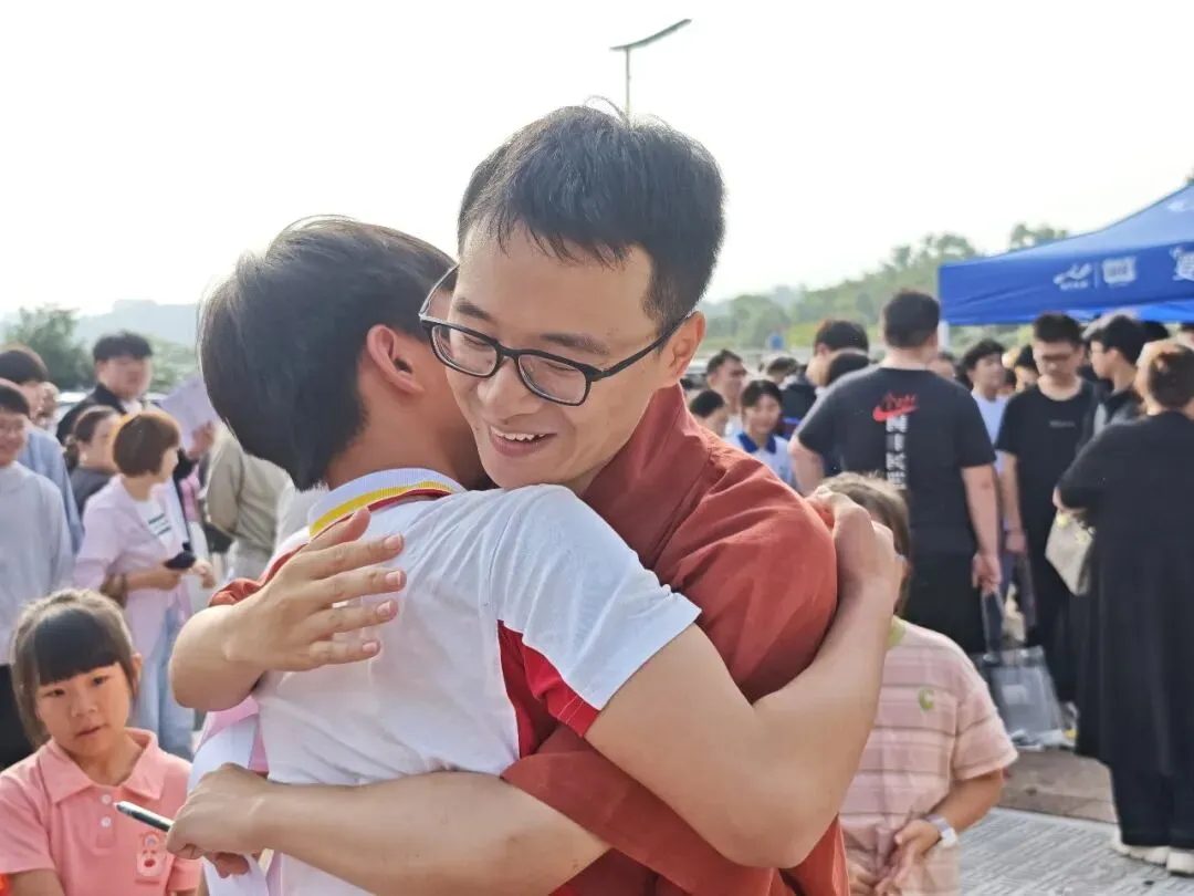 中考首日|红装送考,温暖护航!端棻少年出征-第25张图片-四季读书网 中考首日|红装送考,温暖护航!端棻少年出征-第25张图片-四季读书网