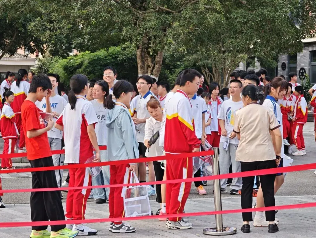 中考首日|红装送考,温暖护航!端棻少年出征-第35张图片-四季读书网 中考首日|红装送考,温暖护航!端棻少年出征-第35张图片-四季读书网