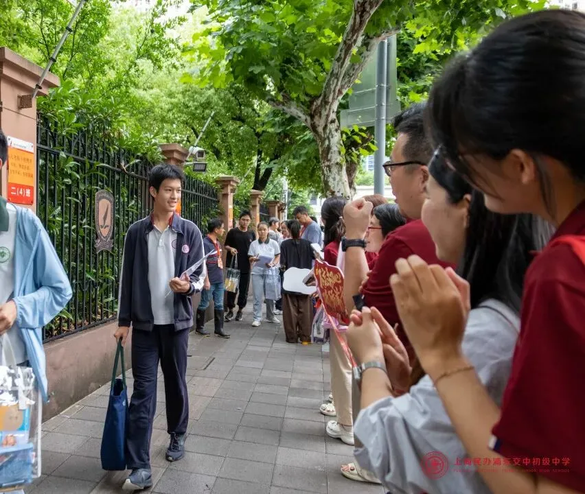奔赴无悔,守望有爱!|中考首日交中初级送考纪实-第33张图片-四季读书网 奔赴无悔,守望有爱!|中考首日交中初级送考纪实-第33张图片-四季读书网