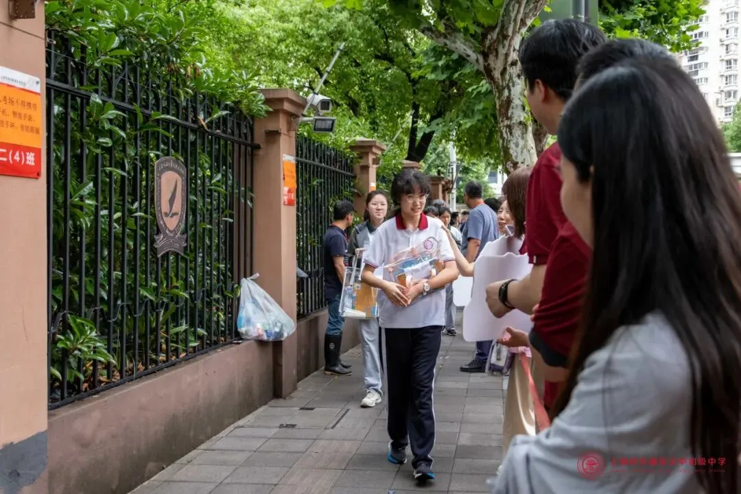 奔赴无悔,守望有爱!|中考首日交中初级送考纪实-第35张图片-四季读书网 奔赴无悔,守望有爱!|中考首日交中初级送考纪实-第35张图片-四季读书网