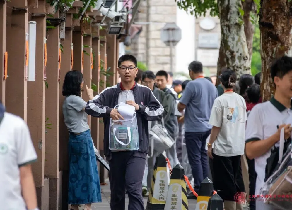奔赴无悔,守望有爱!|中考首日交中初级送考纪实-第36张图片-四季读书网 奔赴无悔,守望有爱!|中考首日交中初级送考纪实-第36张图片-四季读书网