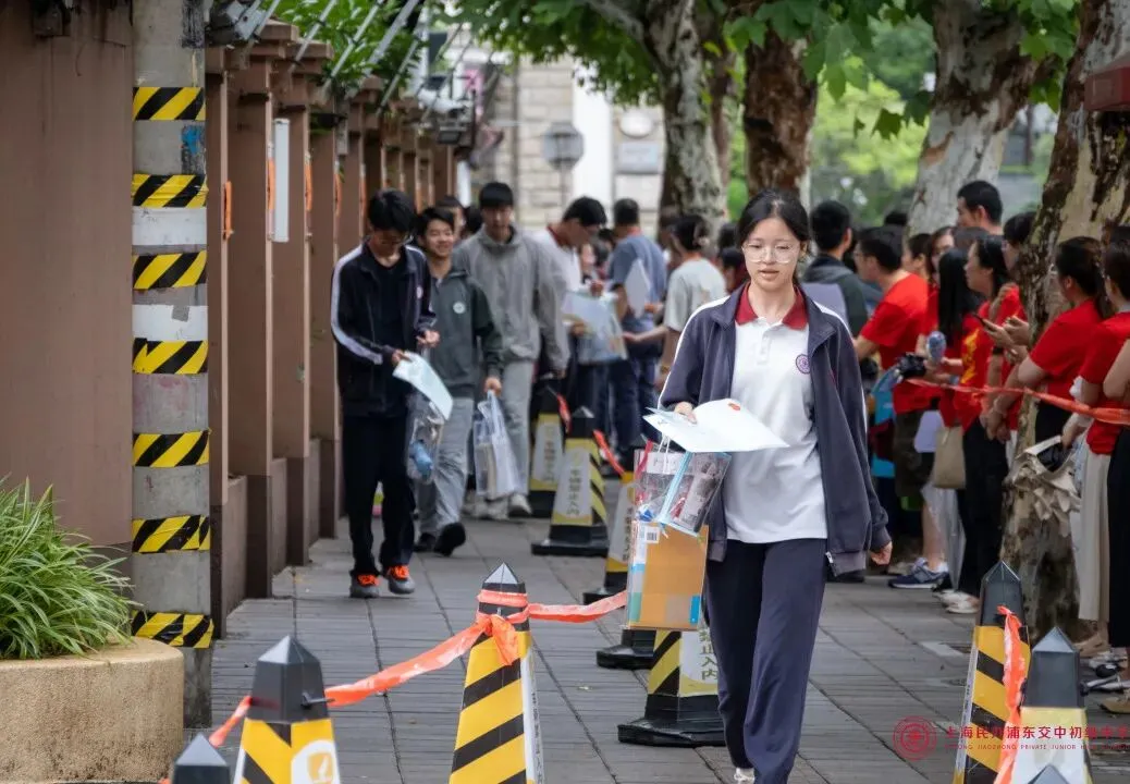 奔赴无悔,守望有爱!|中考首日交中初级送考纪实-第37张图片-四季读书网 奔赴无悔,守望有爱!|中考首日交中初级送考纪实-第37张图片-四季读书网