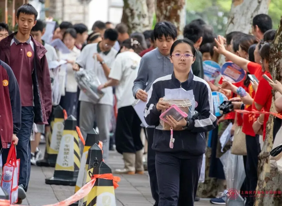 奔赴无悔,守望有爱!|中考首日交中初级送考纪实-第38张图片-四季读书网 奔赴无悔,守望有爱!|中考首日交中初级送考纪实-第38张图片-四季读书网
