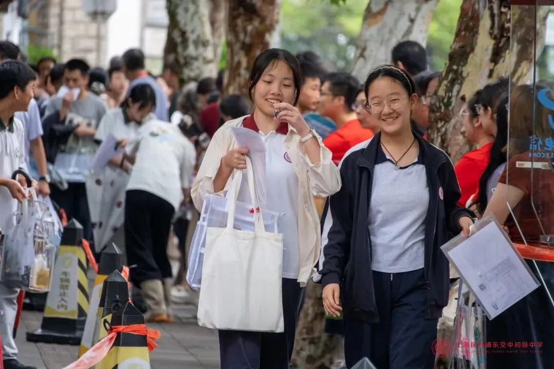 奔赴无悔,守望有爱!|中考首日交中初级送考纪实-第39张图片-四季读书网 奔赴无悔,守望有爱!|中考首日交中初级送考纪实-第39张图片-四季读书网