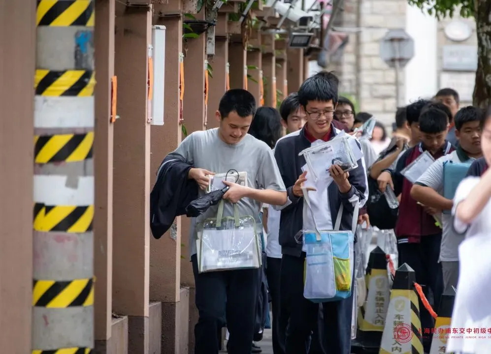 奔赴无悔,守望有爱!|中考首日交中初级送考纪实-第41张图片-四季读书网 奔赴无悔,守望有爱!|中考首日交中初级送考纪实-第41张图片-四季读书网