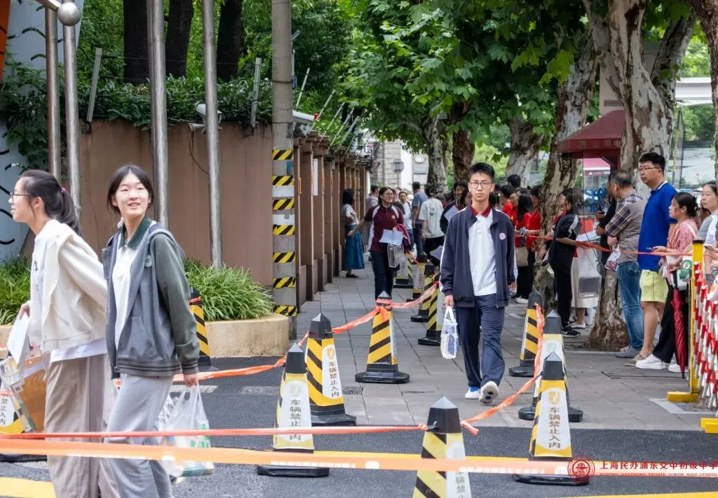 奔赴无悔,守望有爱!|中考首日交中初级送考纪实-第42张图片-四季读书网 奔赴无悔,守望有爱!|中考首日交中初级送考纪实-第42张图片-四季读书网