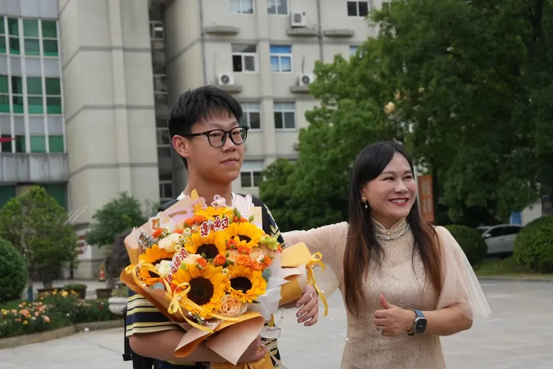 恭喜!中考已拿下!-第8张图片-四季读书网