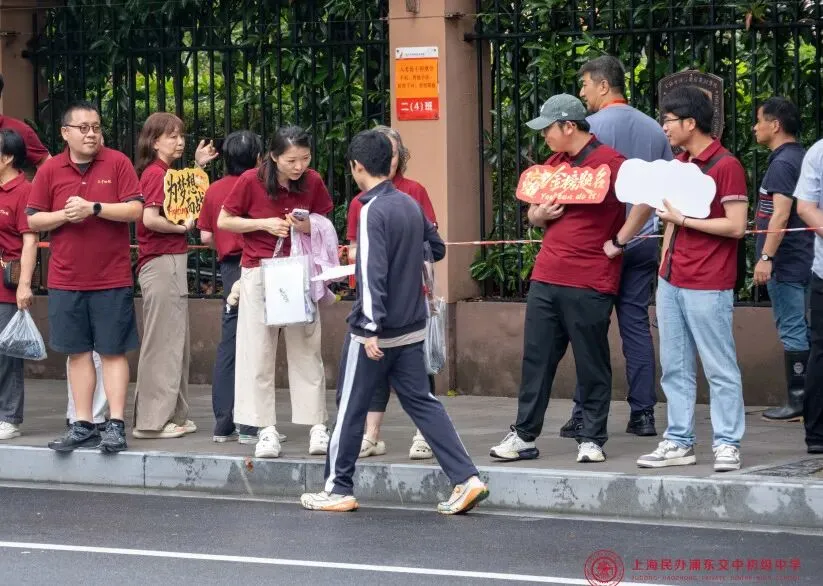 奔赴无悔,守望有爱!|中考首日交中初级送考纪实-第49张图片-四季读书网 奔赴无悔,守望有爱!|中考首日交中初级送考纪实-第49张图片-四季读书网