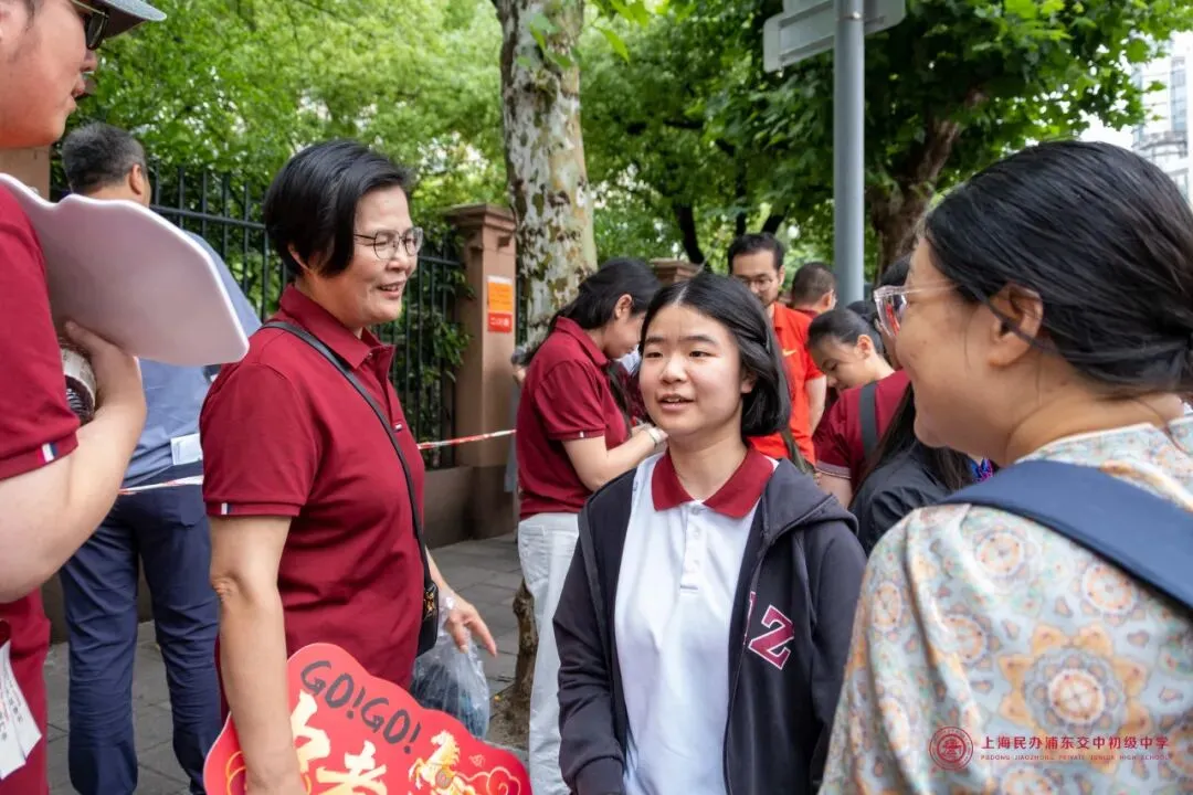 奔赴无悔,守望有爱!|中考首日交中初级送考纪实-第50张图片-四季读书网 奔赴无悔,守望有爱!|中考首日交中初级送考纪实-第50张图片-四季读书网