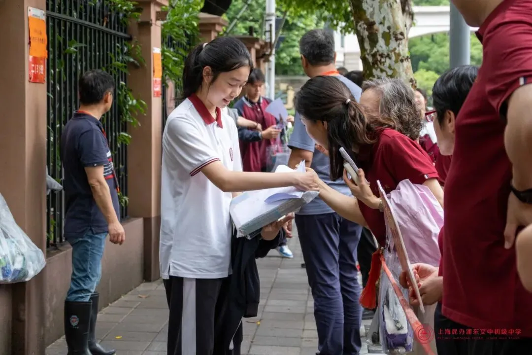 奔赴无悔,守望有爱!|中考首日交中初级送考纪实-第54张图片-四季读书网 奔赴无悔,守望有爱!|中考首日交中初级送考纪实-第54张图片-四季读书网