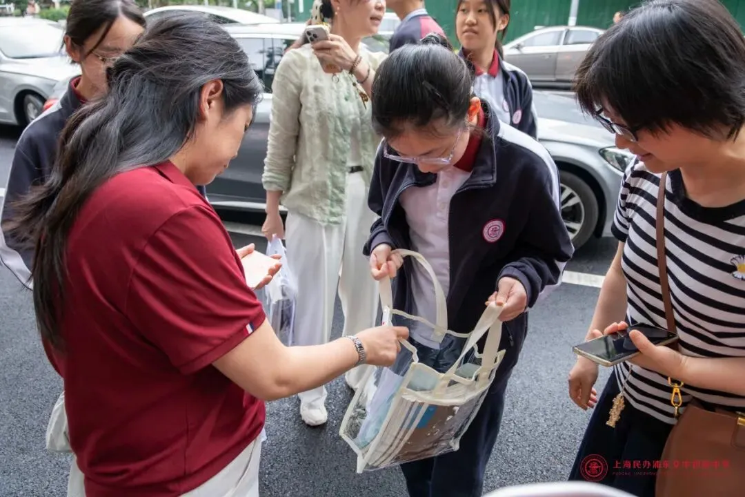 奔赴无悔,守望有爱!|中考首日交中初级送考纪实-第55张图片-四季读书网 奔赴无悔,守望有爱!|中考首日交中初级送考纪实-第55张图片-四季读书网