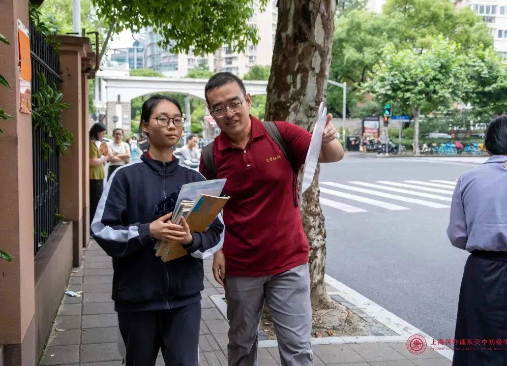 奔赴无悔,守望有爱!|中考首日交中初级送考纪实-第59张图片-四季读书网 奔赴无悔,守望有爱!|中考首日交中初级送考纪实-第59张图片-四季读书网