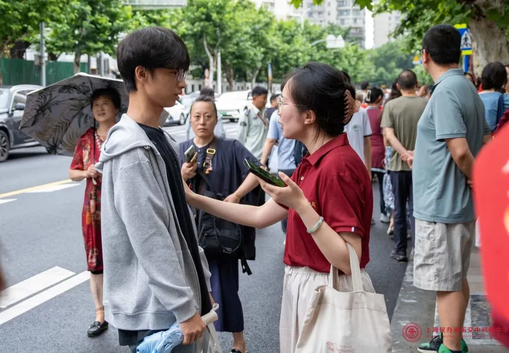 奔赴无悔,守望有爱!|中考首日交中初级送考纪实-第60张图片-四季读书网 奔赴无悔,守望有爱!|中考首日交中初级送考纪实-第60张图片-四季读书网