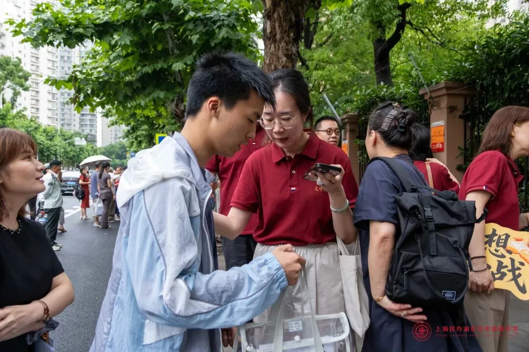 奔赴无悔,守望有爱!|中考首日交中初级送考纪实-第62张图片-四季读书网 奔赴无悔,守望有爱!|中考首日交中初级送考纪实-第62张图片-四季读书网