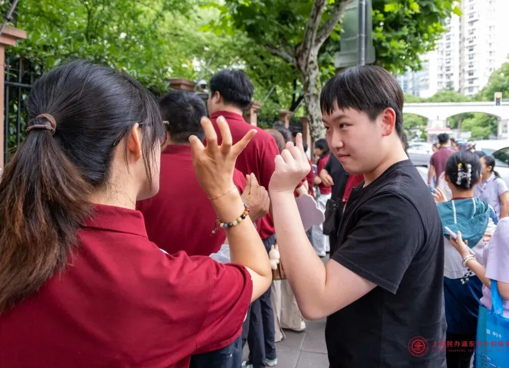 奔赴无悔,守望有爱!|中考首日交中初级送考纪实-第64张图片-四季读书网 奔赴无悔,守望有爱!|中考首日交中初级送考纪实-第64张图片-四季读书网