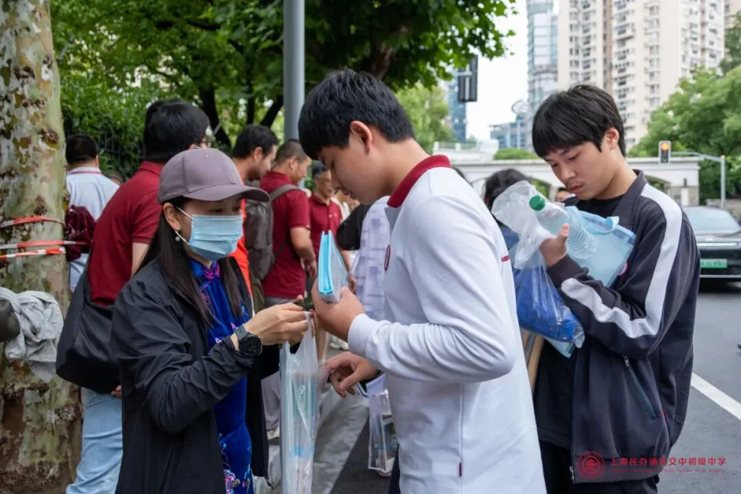 奔赴无悔,守望有爱!|中考首日交中初级送考纪实-第76张图片-四季读书网 奔赴无悔,守望有爱!|中考首日交中初级送考纪实-第76张图片-四季读书网