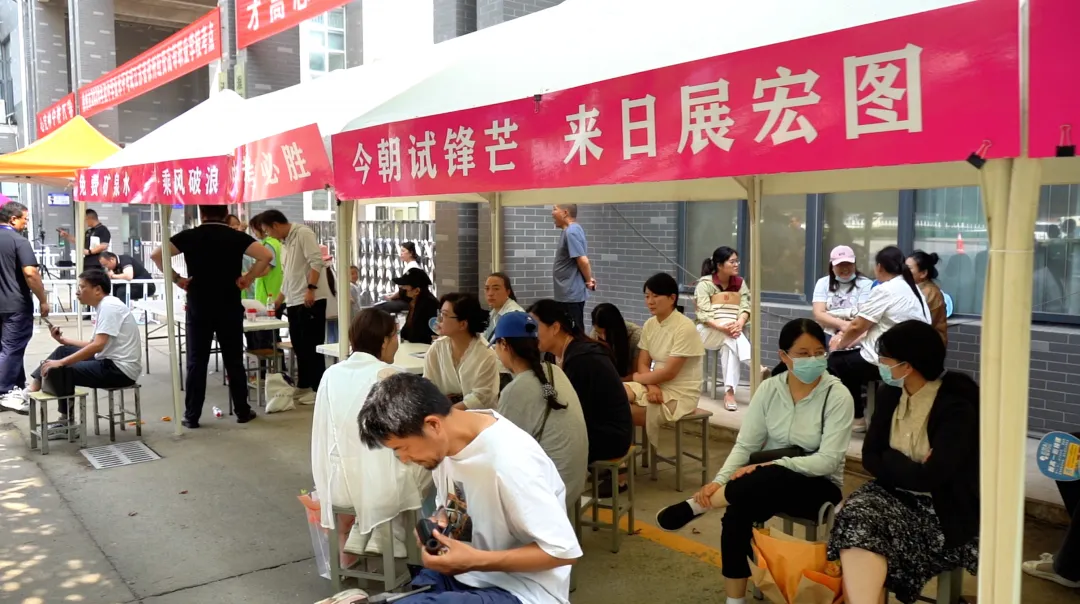 中考结束,徐州经贸考点外的“清凉答卷”……-第4张图片-四季读书网