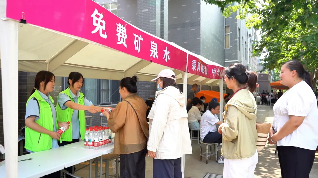 中考结束,徐州经贸考点外的“清凉答卷”……-第8张图片-四季读书网