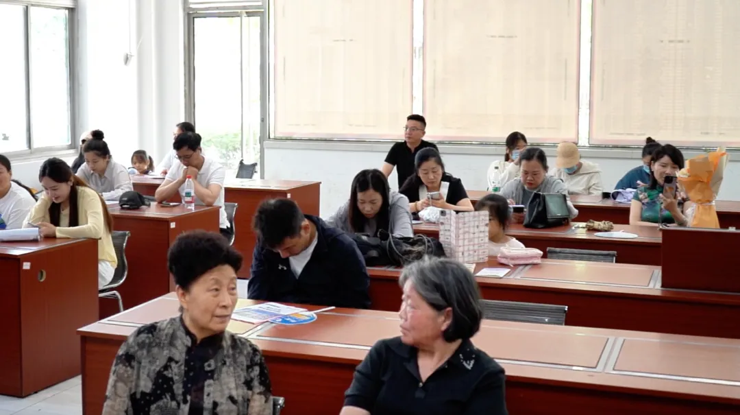 中考结束,徐州经贸考点外的“清凉答卷”……-第12张图片-四季读书网