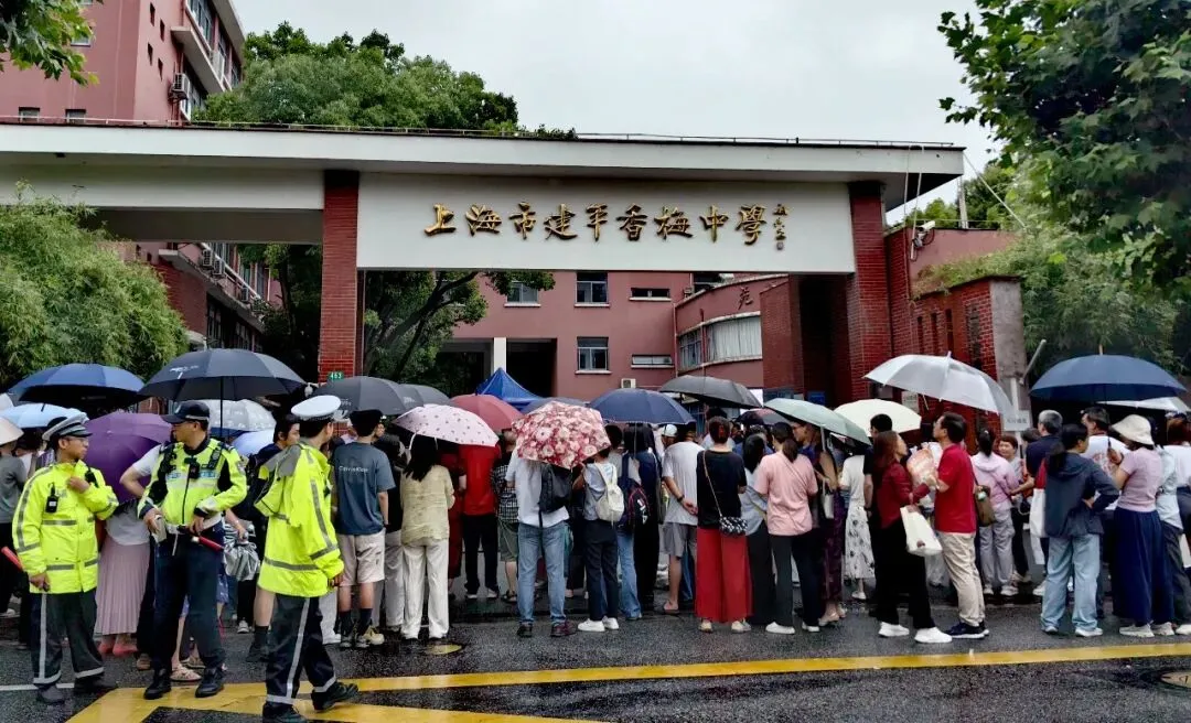 片片伞花撑起“未来”,2026上海中考雨中开考-第2张图片-四季读书网 片片伞花撑起“未来”,2026上海中考雨中开考-第2张图片-四季读书网