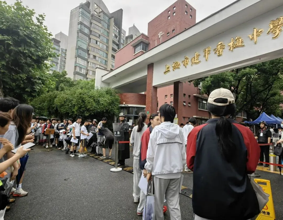 片片伞花撑起“未来”,2026上海中考雨中开考-第3张图片-四季读书网 片片伞花撑起“未来”,2026上海中考雨中开考-第3张图片-四季读书网