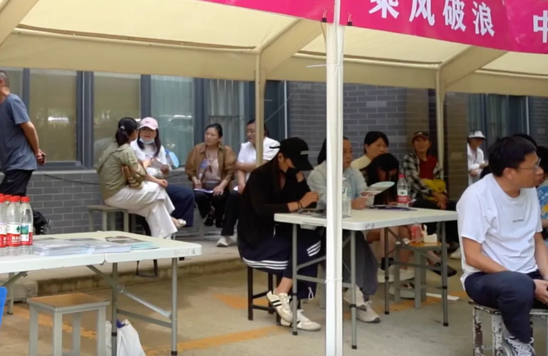 中考结束,徐州经贸考点外的“清凉答卷”……-第13张图片-四季读书网