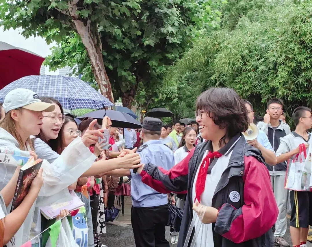 片片伞花撑起“未来”,2026上海中考雨中开考-第4张图片-四季读书网 片片伞花撑起“未来”,2026上海中考雨中开考-第4张图片-四季读书网