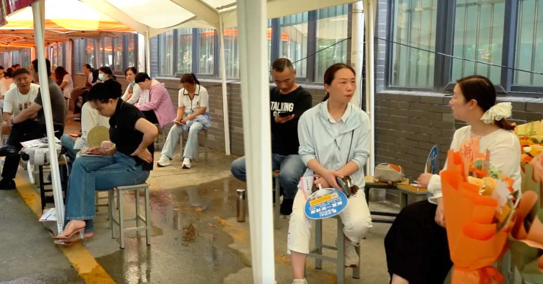 中考结束,徐州经贸考点外的“清凉答卷”……-第16张图片-四季读书网