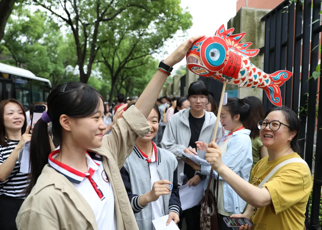 片片伞花撑起“未来”,2026上海中考雨中开考-第8张图片-四季读书网 片片伞花撑起“未来”,2026上海中考雨中开考-第8张图片-四季读书网