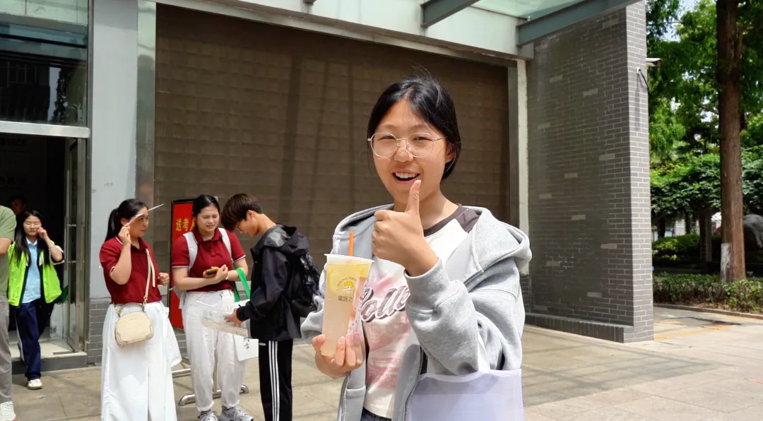 中考结束,徐州经贸考点外的“清凉答卷”……-第21张图片-四季读书网