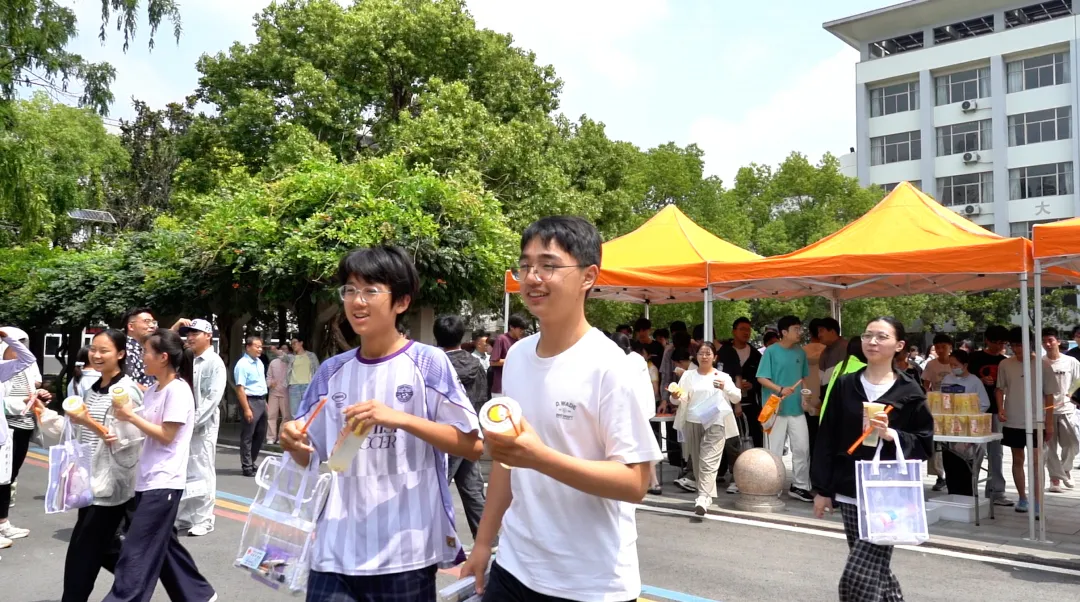 中考结束,徐州经贸考点外的“清凉答卷”……-第22张图片-四季读书网