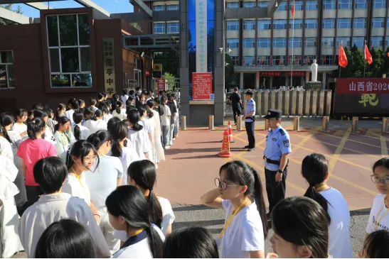少年加油冲!中考首日开考,多图现场直击→-第2张图片-四季读书网 少年加油冲!中考首日开考,多图现场直击→-第2张图片-四季读书网