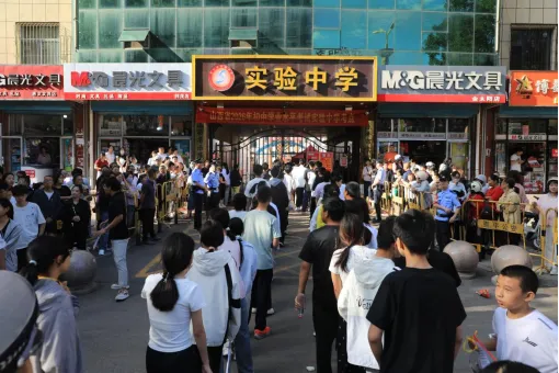 少年加油冲!中考首日开考,多图现场直击→-第4张图片-四季读书网 少年加油冲!中考首日开考,多图现场直击→-第4张图片-四季读书网