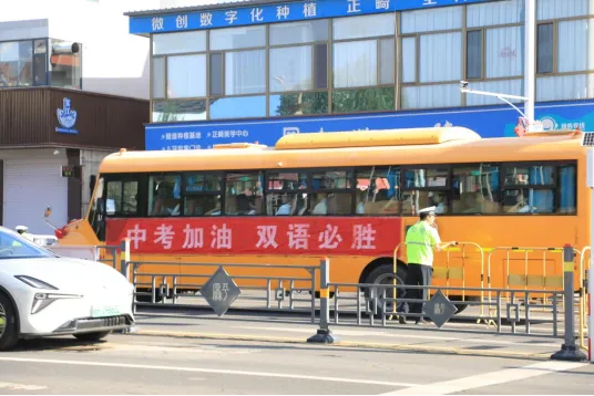 少年加油冲!中考首日开考,多图现场直击→-第5张图片-四季读书网 少年加油冲!中考首日开考,多图现场直击→-第5张图片-四季读书网